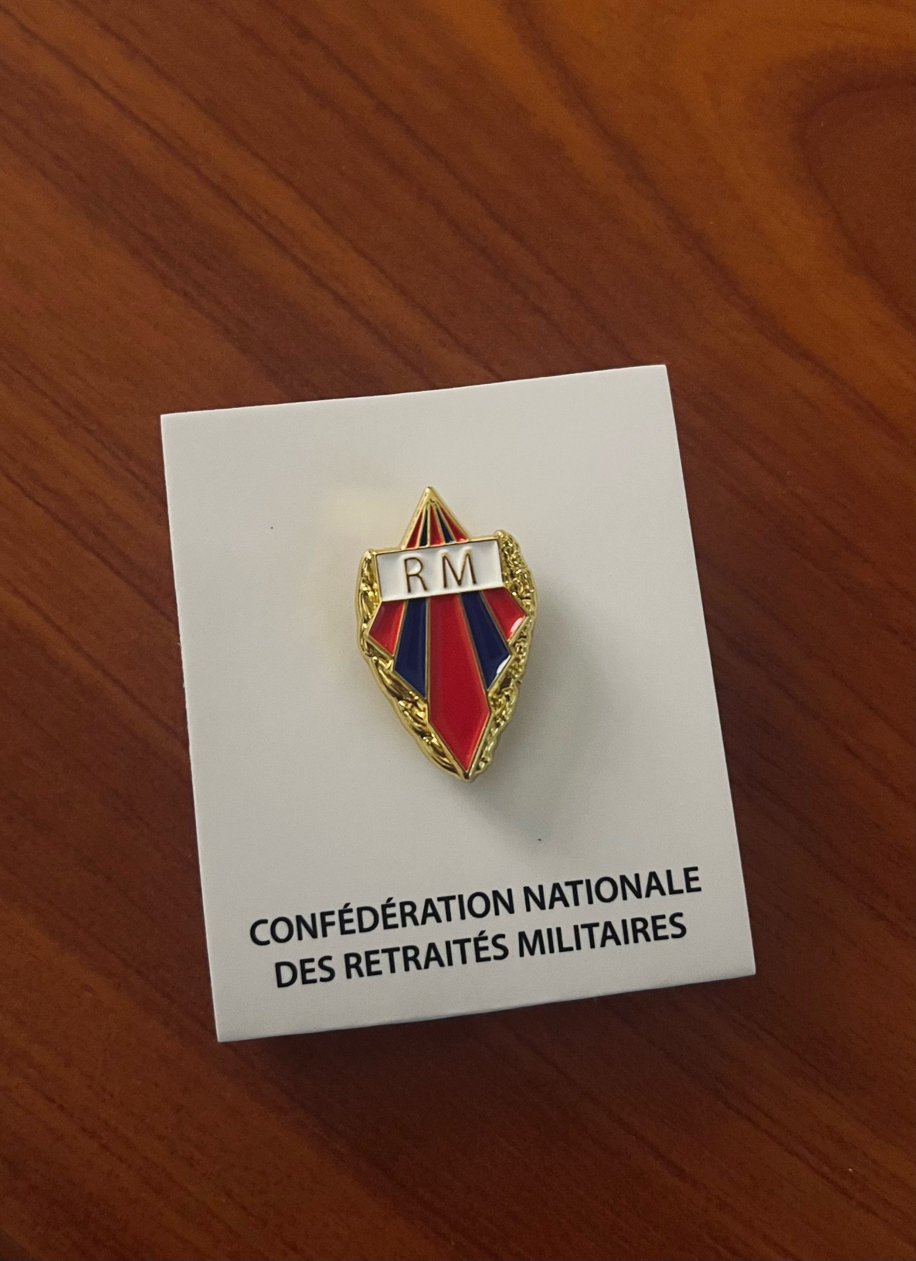 Pins officiel CNRM bleu marine – insigne chic et durable