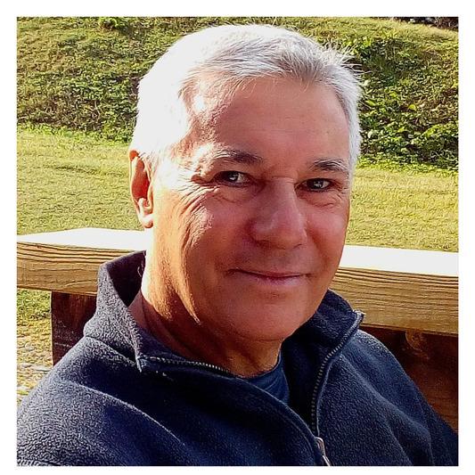 Photo de Jacques FOURTOY avec derrière le jardin vert