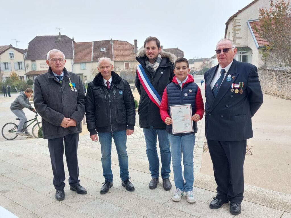 Photo de 4 adultes et un enfant lors de la remise de diplôme du 11 novembre