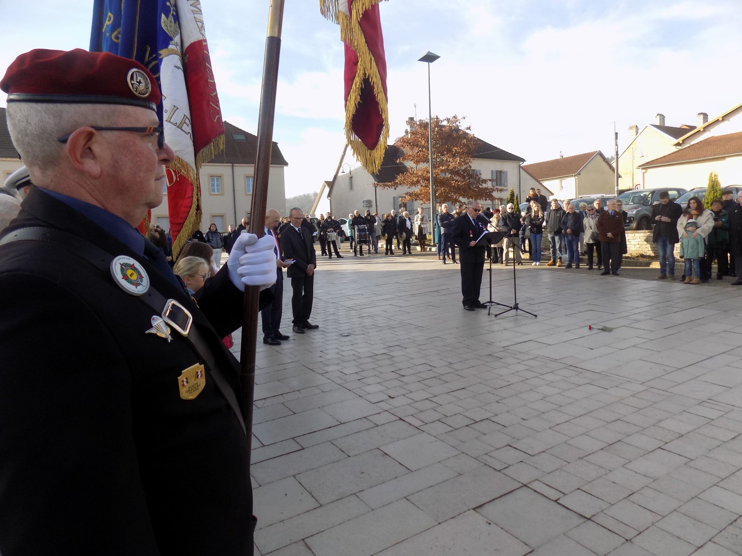 Photo d'une cérémonie officielle dans la Haute Saône avec au premier plan un militaire, porte drapeau de l'association