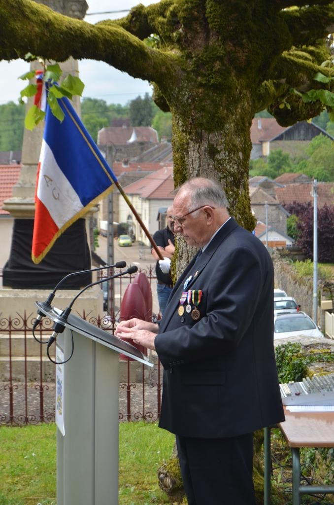Photo de profil de Monsieur LEMEE, président de l'arm70 lors d'un discours avec le drapeau français en fond 
