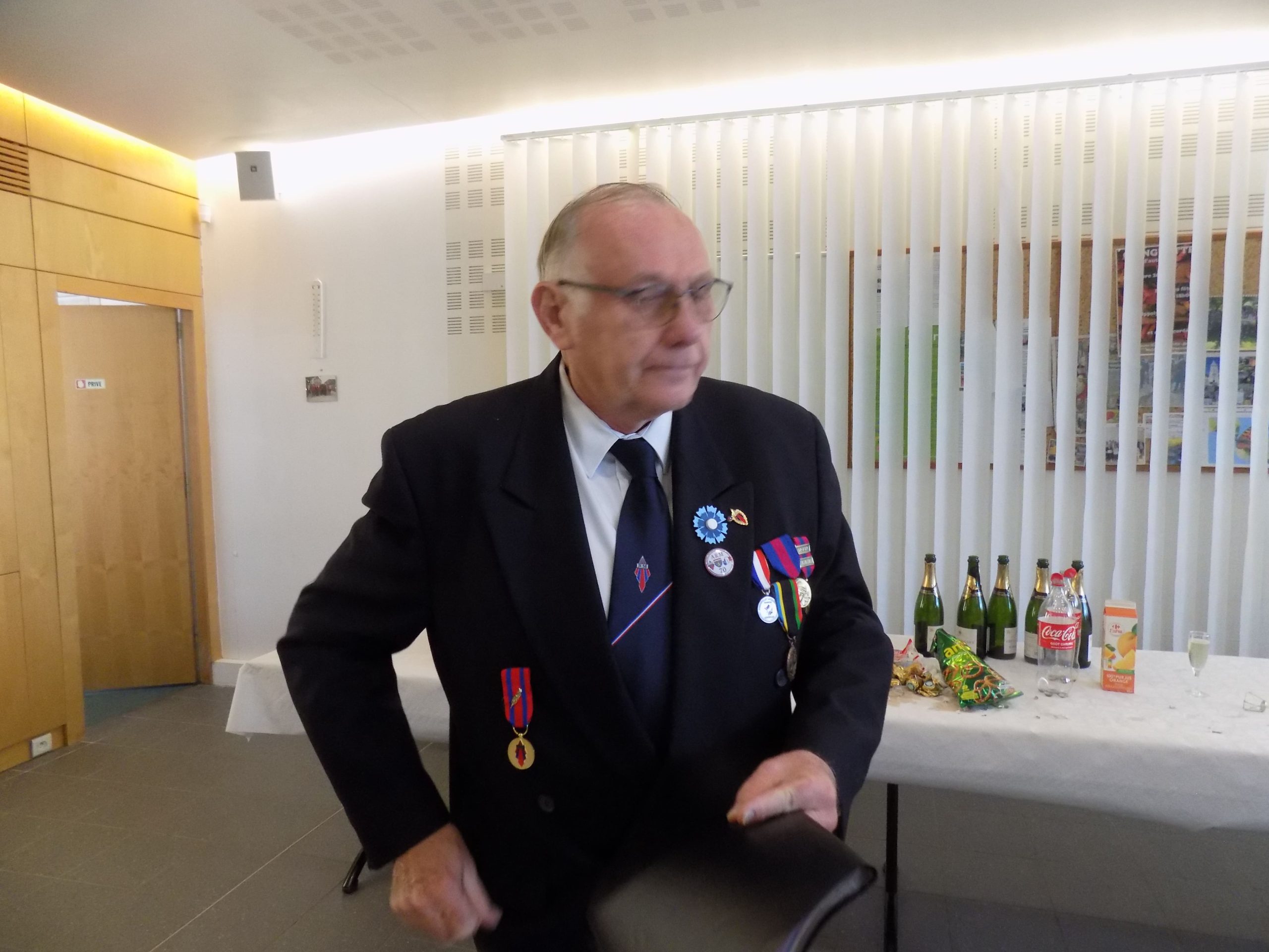 Monsieur Didier LEMEE en costume officiel de l'armée avec beaucoup d'insignes et de médailles