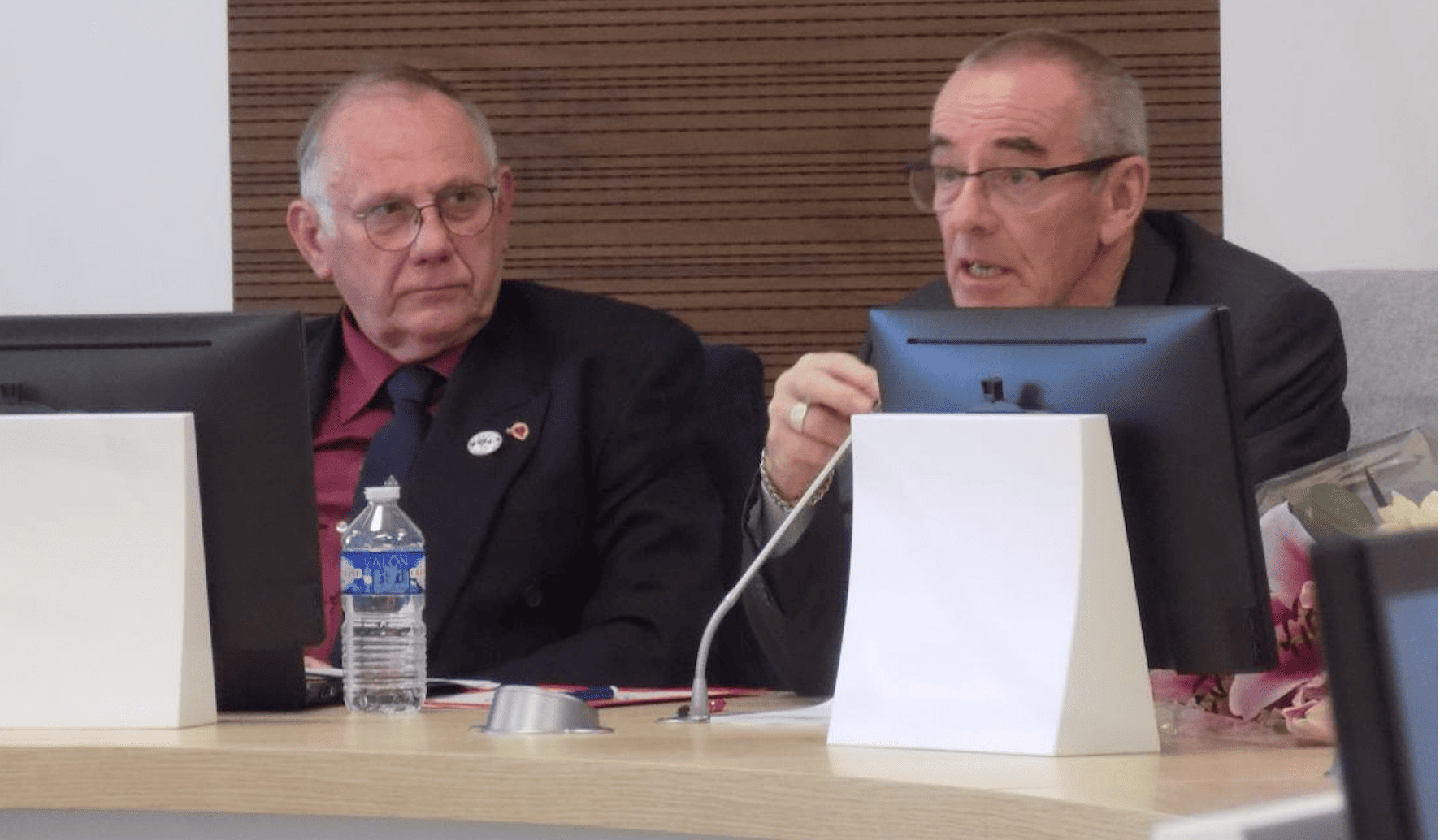 Le président de l'ARM70 et le président de la fédération grand Est prennent la parole avec le micro de la salle