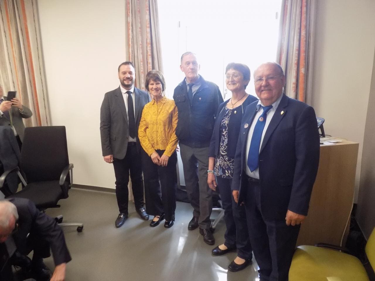 Le groupe de personnes recevant leur insignes or 