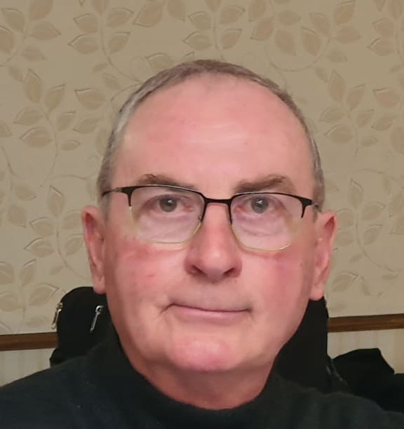 Photo sérieuse de Gérard FLEURBAEY président de l'ARM62 sur fond neutre et portant des lunettes 