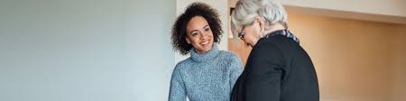 Personne accompagnatrice d'une personne âgée dans une structure